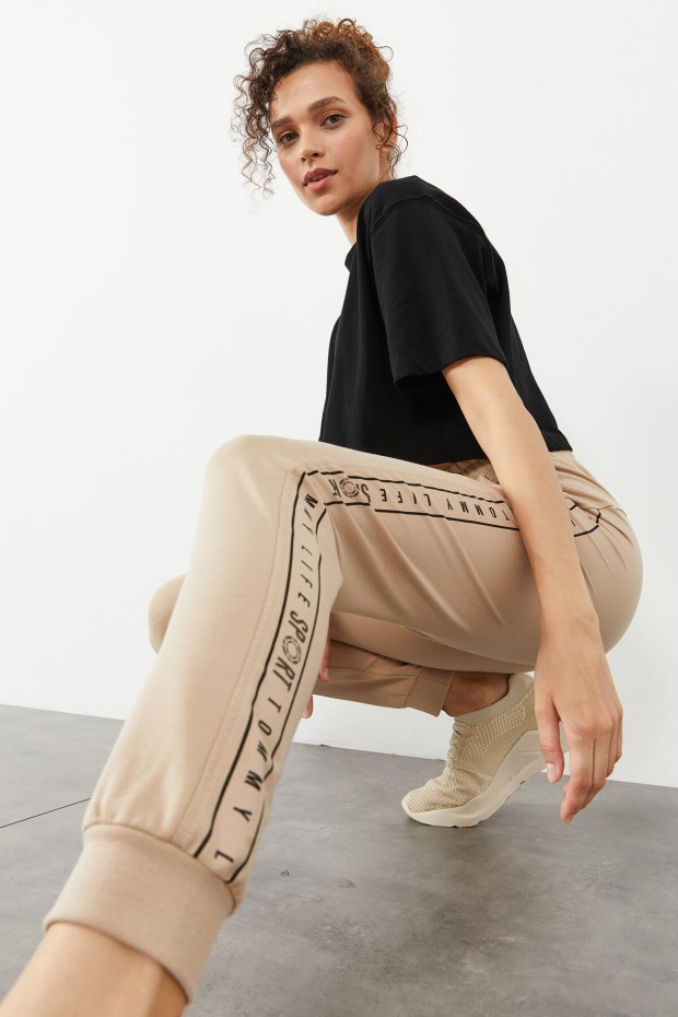 Tommy Life Bej Yazı Şeritli Jogger Rahat Form Manşetli Kadın Eşofman Alt - 94527. 1 Tommy Life Bej Yazı Şeritli Jogger Rahat Form Manşetli Kadın Eşofman Alt - 94527. 1