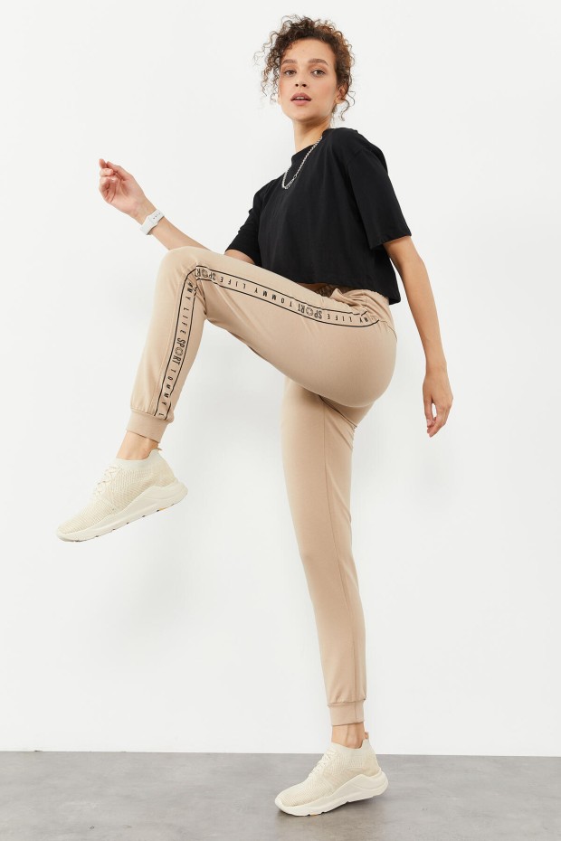 Tommy Life Bej Yazı Şeritli Jogger Rahat Form Manşetli Kadın Eşofman Alt - 94527. 3 Tommy Life Bej Yazı Şeritli Jogger Rahat Form Manşetli Kadın Eşofman Alt - 94527. 3