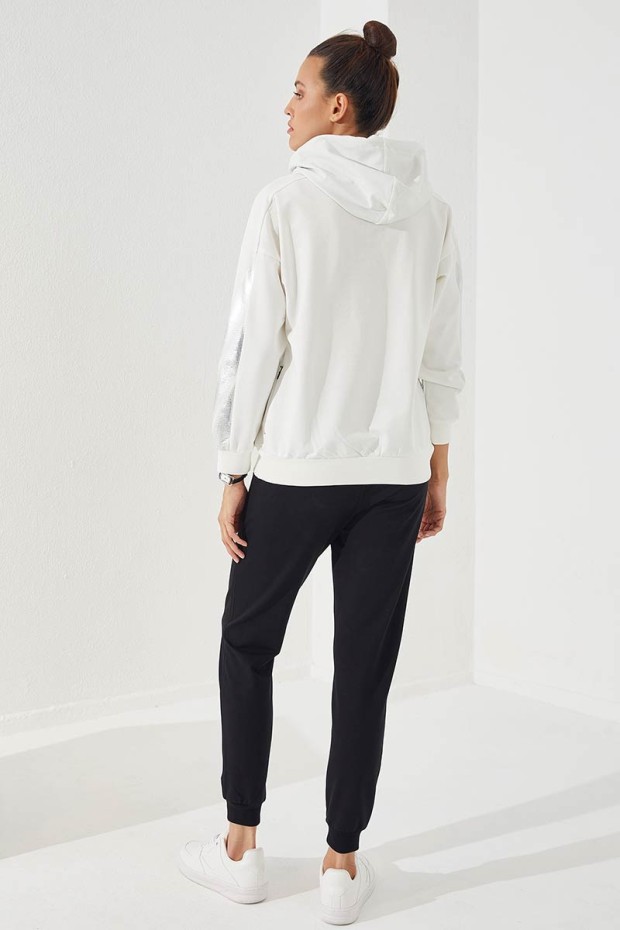 Tommy Life Ekru - Siyah Kapüşonlu Yazı Nakışlı Rahat Form Manşetli Kadın Eşofman Takımı - 95260. 1 Tommy Life Ekru - Siyah Kapüşonlu Yazı Nakışlı Rahat Form Manşetli Kadın Eşofman Takımı - 95260. 1