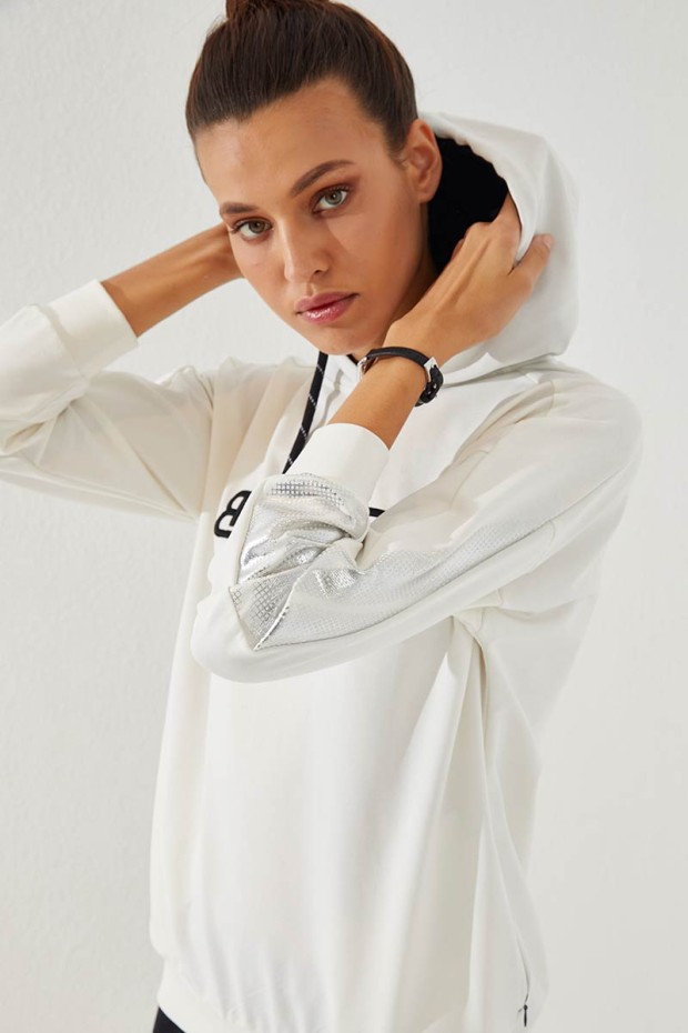 Tommy Life Ekru - Siyah Kapüşonlu Yazı Nakışlı Rahat Form Manşetli Kadın Eşofman Takımı - 95260. 2 Tommy Life Ekru - Siyah Kapüşonlu Yazı Nakışlı Rahat Form Manşetli Kadın Eşofman Takımı - 95260. 2