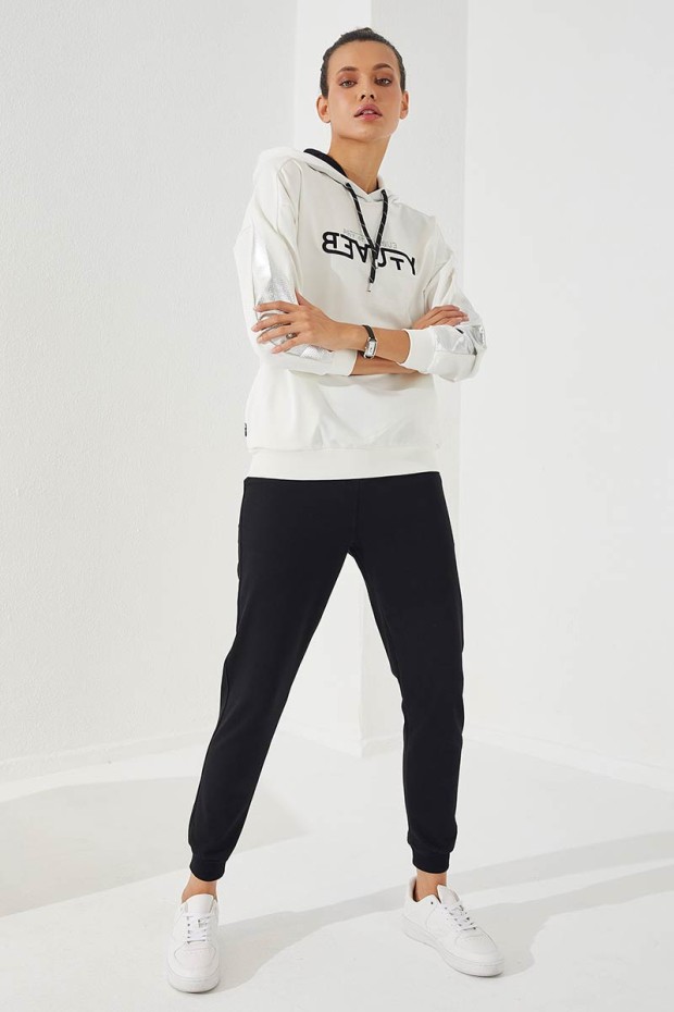 Tommy Life Ekru - Siyah Kapüşonlu Yazı Nakışlı Rahat Form Manşetli Kadın Eşofman Takımı - 95260. 6 Tommy Life Ekru - Siyah Kapüşonlu Yazı Nakışlı Rahat Form Manşetli Kadın Eşofman Takımı - 95260. 6