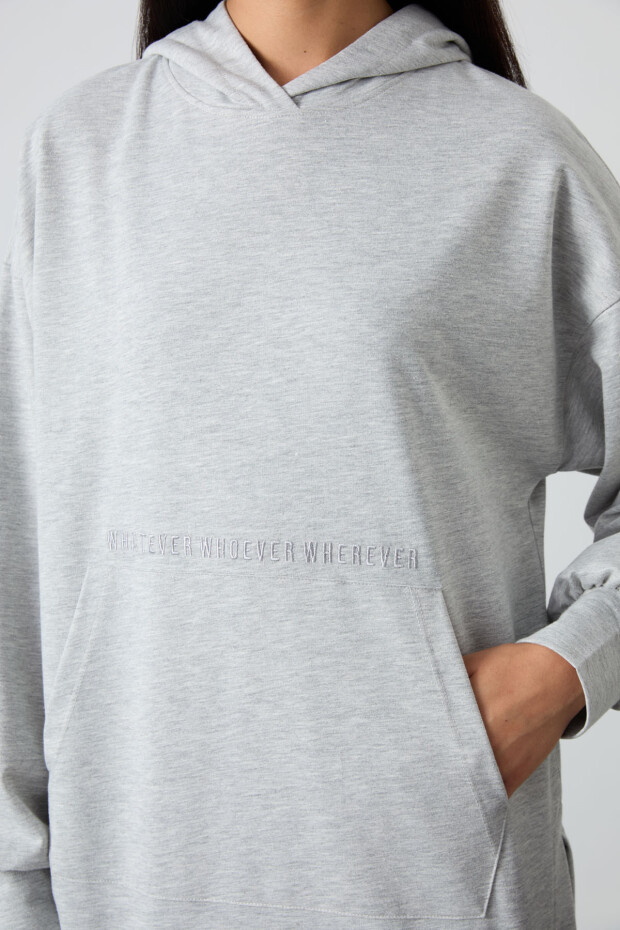 Gri Melanj Balon Kol Yazı Nakışlı Kadın Oversize Tunik Sweatshirt - 97163 - 3