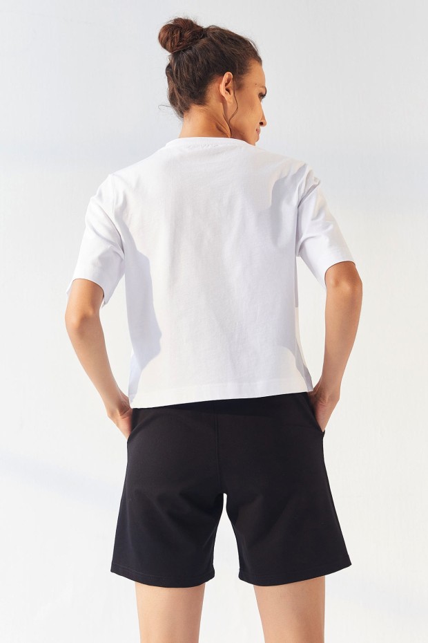 Tommy Life Beyaz - Siyah Küçük Yazı Baskılı O Yaka Bermuda Kadın Oversize Şort Takım - 95292. 4 Tommy Life Beyaz - Siyah Küçük Yazı Baskılı O Yaka Bermuda Kadın Oversize Şort Takım - 95292. 4