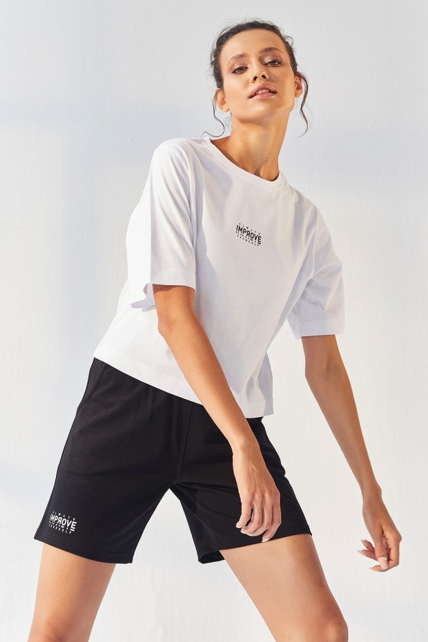 Tommy Life Beyaz - Siyah Küçük Yazı Baskılı O Yaka Bermuda Kadın Oversize Şort Takım - 95292. 2 Tommy Life Beyaz - Siyah Küçük Yazı Baskılı O Yaka Bermuda Kadın Oversize Şort Takım - 95292. 2
