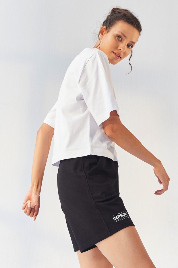 Tommy Life Beyaz - Siyah Küçük Yazı Baskılı O Yaka Bermuda Kadın Oversize Şort Takım - 95292. 6 Tommy Life Beyaz - Siyah Küçük Yazı Baskılı O Yaka Bermuda Kadın Oversize Şort Takım - 95292. 6
