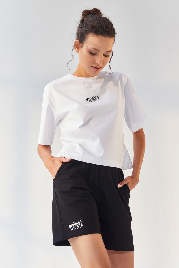 Tommy Life Beyaz - Siyah Küçük Yazı Baskılı O Yaka Bermuda Kadın Oversize Şort Takım - 95292. 5 Tommy Life Beyaz - Siyah Küçük Yazı Baskılı O Yaka Bermuda Kadın Oversize Şort Takım - 95292. 5