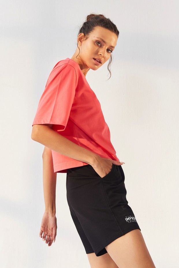 Tommy Life Rose - Siyah Küçük Yazı Baskılı O Yaka Bermuda Kadın Oversize Şort Takım - 95292. 1 Tommy Life Rose - Siyah Küçük Yazı Baskılı O Yaka Bermuda Kadın Oversize Şort Takım - 95292. 1