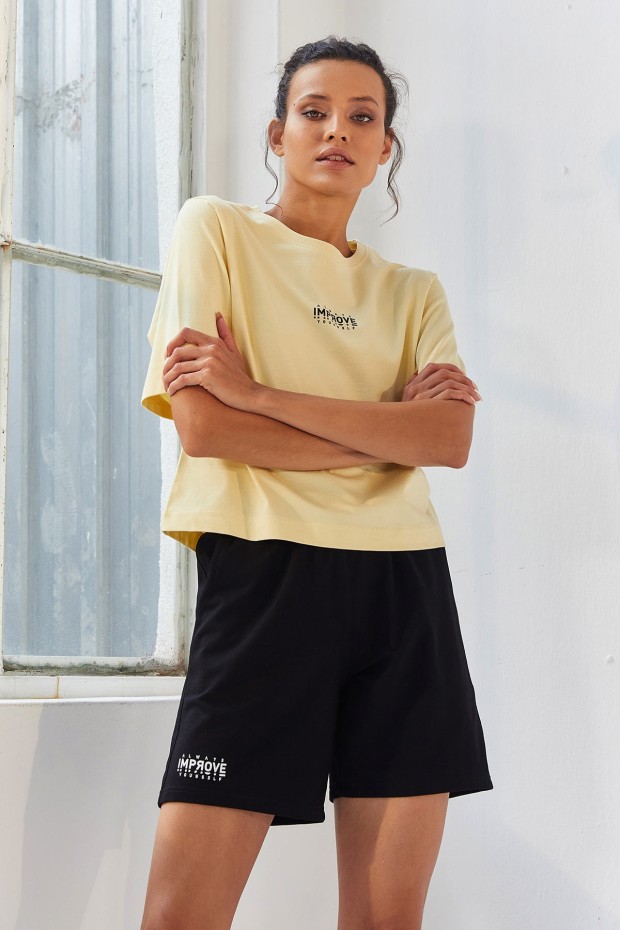 Tommy Life Sarı - Siyah Küçük Yazı Baskılı O Yaka Bermuda Kadın Oversize Şort Takım - 95292. 1 Tommy Life Sarı - Siyah Küçük Yazı Baskılı O Yaka Bermuda Kadın Oversize Şort Takım - 95292. 1