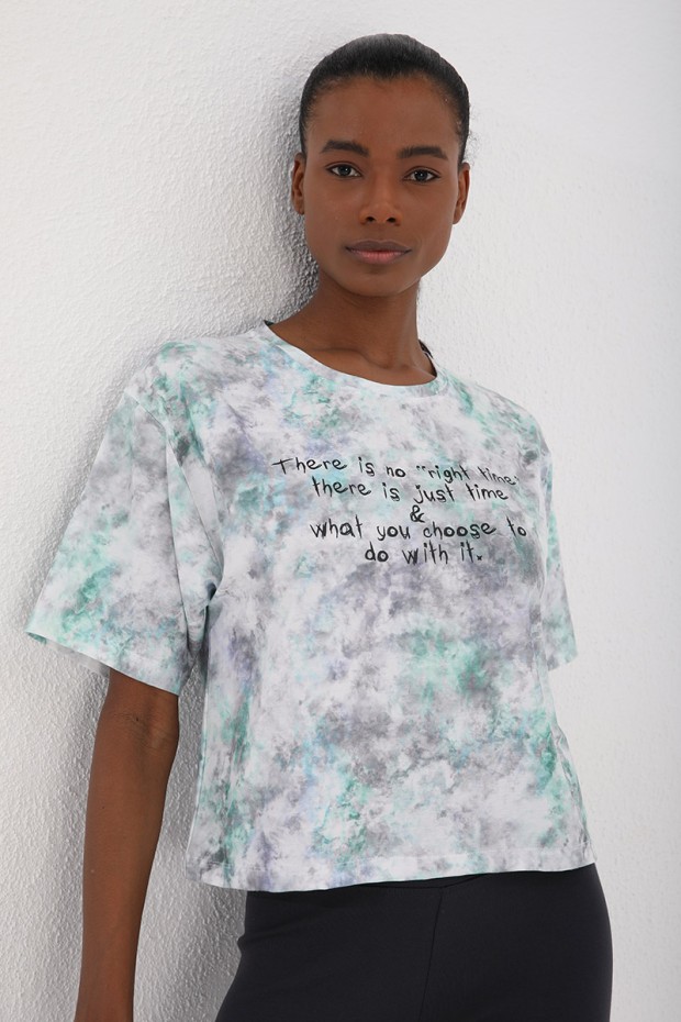 Tommy Life Yeşil Yazı Baskılı Karışık Batik Desenli O Yaka Kadın Oversize T-Shirt - 97129. 2