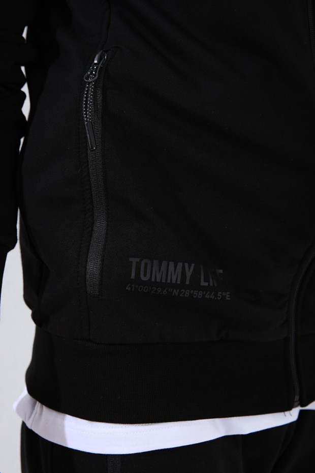 Tommy Life Siyah Dik Yaka Yazı Baskılı Standart Kalıp Manşetli Erkek Eşofman Takımı - 85149. 3