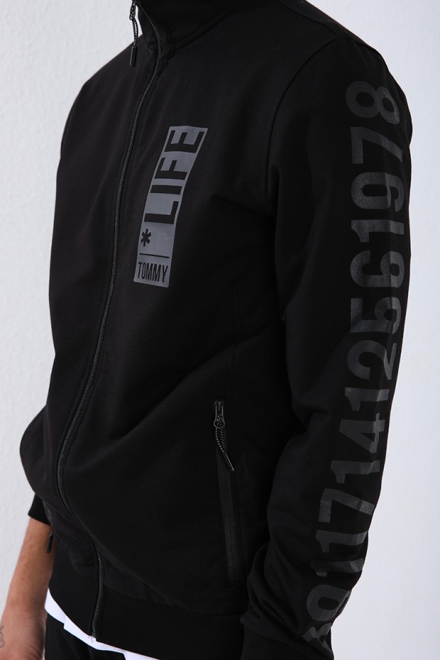 Tommy Life Siyah Dik Yaka Yazı Baskılı Standart Kalıp Manşetli Erkek Eşofman Takımı - 85149. 2 Tommy Life Siyah Dik Yaka Yazı Baskılı Standart Kalıp Manşetli Erkek Eşofman Takımı - 85149. 2