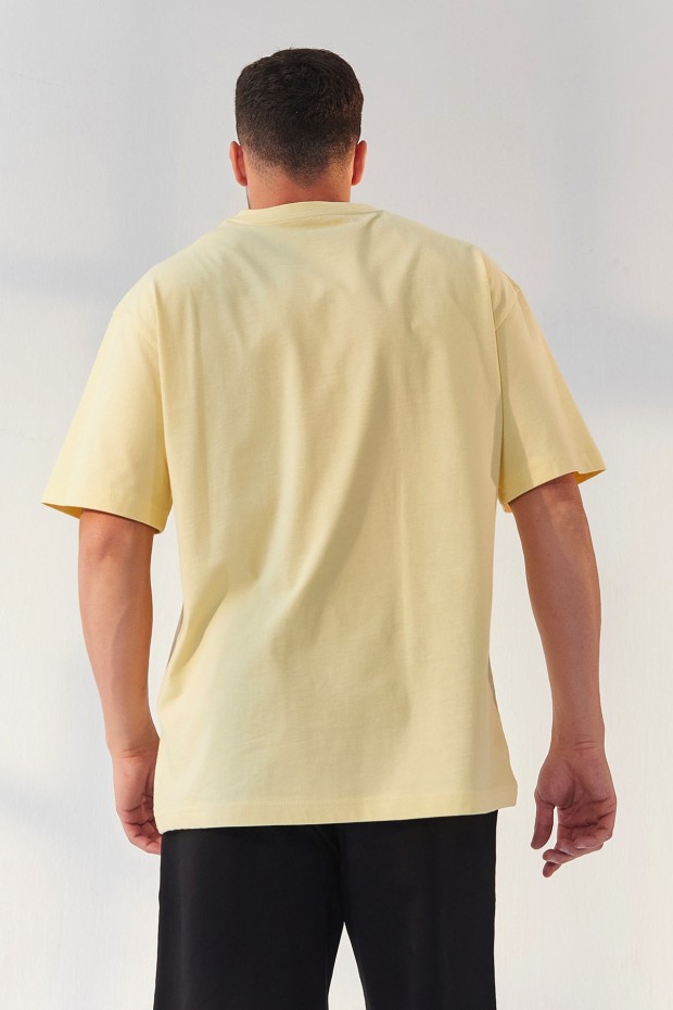 Tommy Life Sarı - Siyah Küçük Yazı Baskılı O Yaka Erkek Oversize Bermuda Şort Takım - 85156. 6 Tommy Life Sarı - Siyah Küçük Yazı Baskılı O Yaka Erkek Oversize Bermuda Şort Takım - 85156. 6