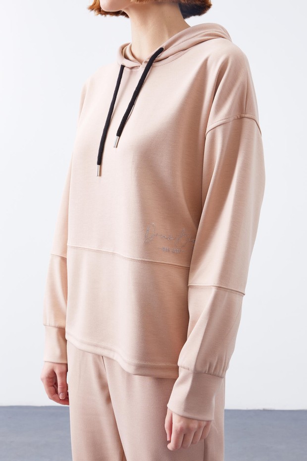 Tommy Life Bej Kapüşonlu Nakış Detaylı Klasik Paça Kadın Oversize Eşofman Takımı - 95310. 4 Tommy Life Bej Kapüşonlu Nakış Detaylı Klasik Paça Kadın Oversize Eşofman Takımı - 95310. 4