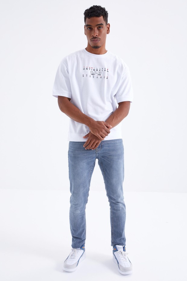 Tommy Life Beyaz Küçük Yazı Nakışlı O Yaka Erkek Oversize T-Shirt - 88103. 4 Tommy Life Beyaz Küçük Yazı Nakışlı O Yaka Erkek Oversize T-Shirt - 88103. 4