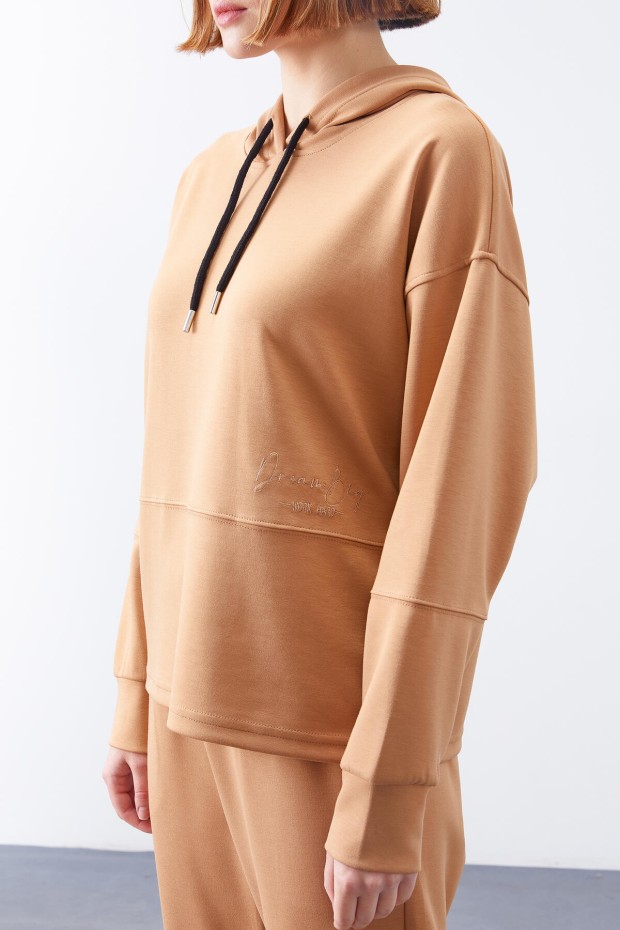 Tommy Life Camel Kapüşonlu Nakış Detaylı Klasik Paça Kadın Oversize Eşofman Takımı - 95310. 4 Tommy Life Camel Kapüşonlu Nakış Detaylı Klasik Paça Kadın Oversize Eşofman Takımı - 95310. 4