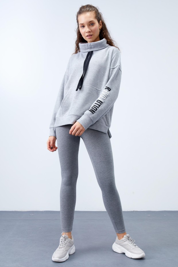 Tommy Life Gri Melanj Büzgülü Bağcıklı Yaka Nakışlı Selanik Triko Kadın Oversize Sweatshirt - 97197. 2 Tommy Life Gri Melanj Büzgülü Bağcıklı Yaka Nakışlı Selanik Triko Kadın Oversize Sweatshirt - 97197. 2