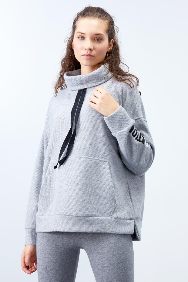Tommy Life Gri Melanj Büzgülü Bağcıklı Yaka Nakışlı Selanik Triko Kadın Oversize Sweatshirt - 97197. 3 Tommy Life Gri Melanj Büzgülü Bağcıklı Yaka Nakışlı Selanik Triko Kadın Oversize Sweatshirt - 97197. 3