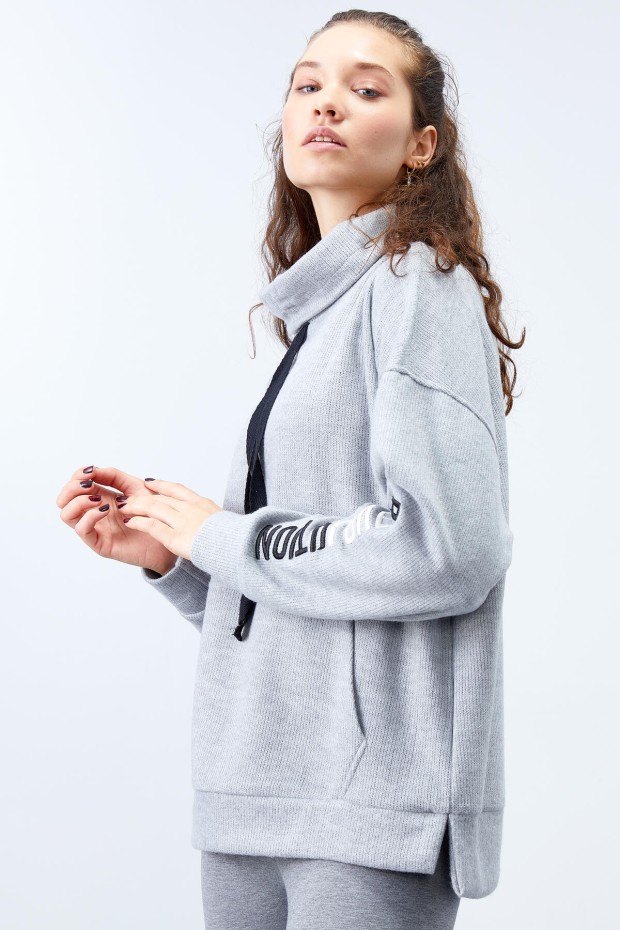 Tommy Life Gri Melanj Büzgülü Bağcıklı Yaka Nakışlı Selanik Triko Kadın Oversize Sweatshirt - 97197. 6 Tommy Life Gri Melanj Büzgülü Bağcıklı Yaka Nakışlı Selanik Triko Kadın Oversize Sweatshirt - 97197. 6