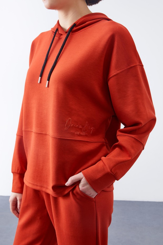 Tommy Life Kiremit Kapüşonlu Nakış Detaylı Klasik Paça Kadın Oversize Eşofman Takımı - 95310. 4 Tommy Life Kiremit Kapüşonlu Nakış Detaylı Klasik Paça Kadın Oversize Eşofman Takımı - 95310. 4