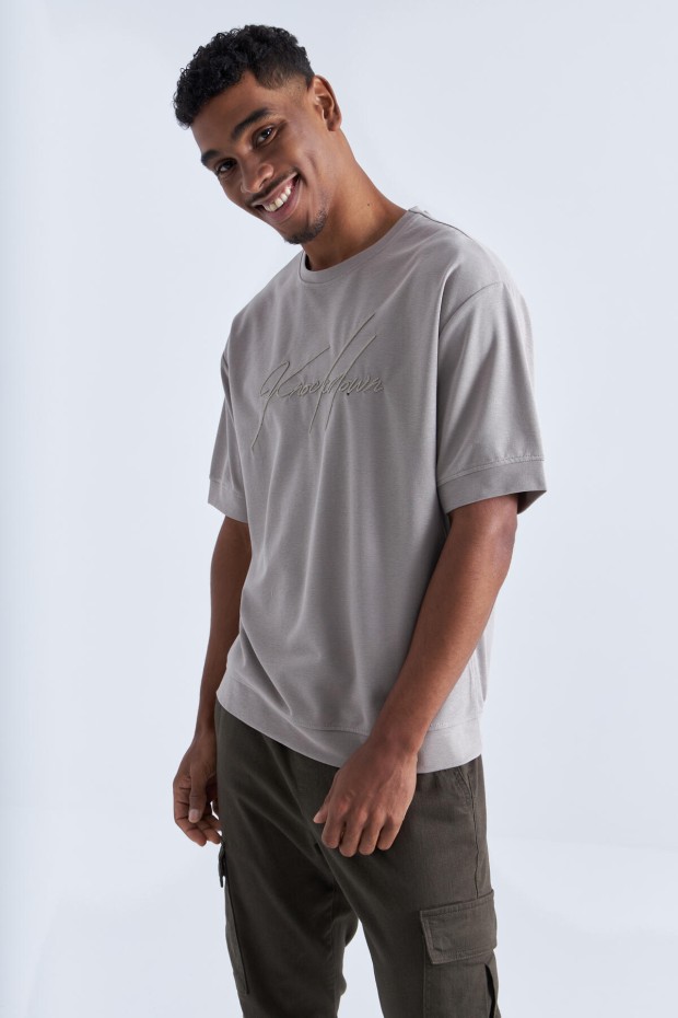 Tommy Life Koyu Bej Yazı Nakışlı O Yaka Erkek Oversize T-Shirt - 88102. 6 Tommy Life Koyu Bej Yazı Nakışlı O Yaka Erkek Oversize T-Shirt - 88102. 6