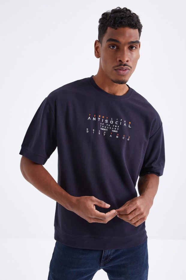 Tommy Life Lacivert Küçük Yazı Nakışlı O Yaka Erkek Oversize T-Shirt - 88103. 3