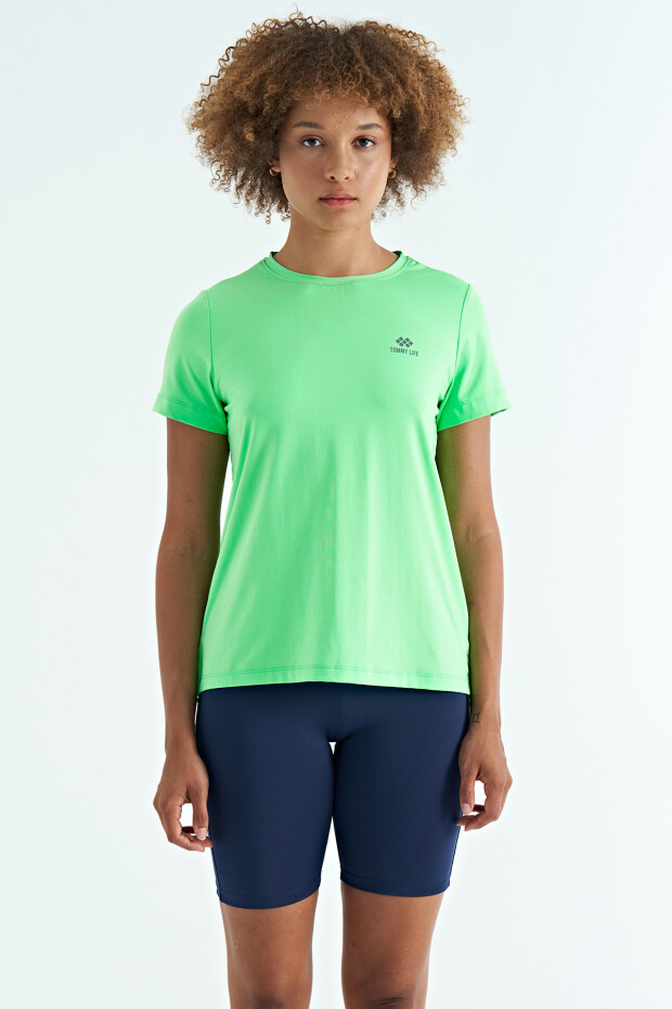 Neon Yeşil Sırt Yırtmaç Detaylı O Yaka Kısa Kollu Standart Kalıp Kadın T-Shirt - 97267 - 2