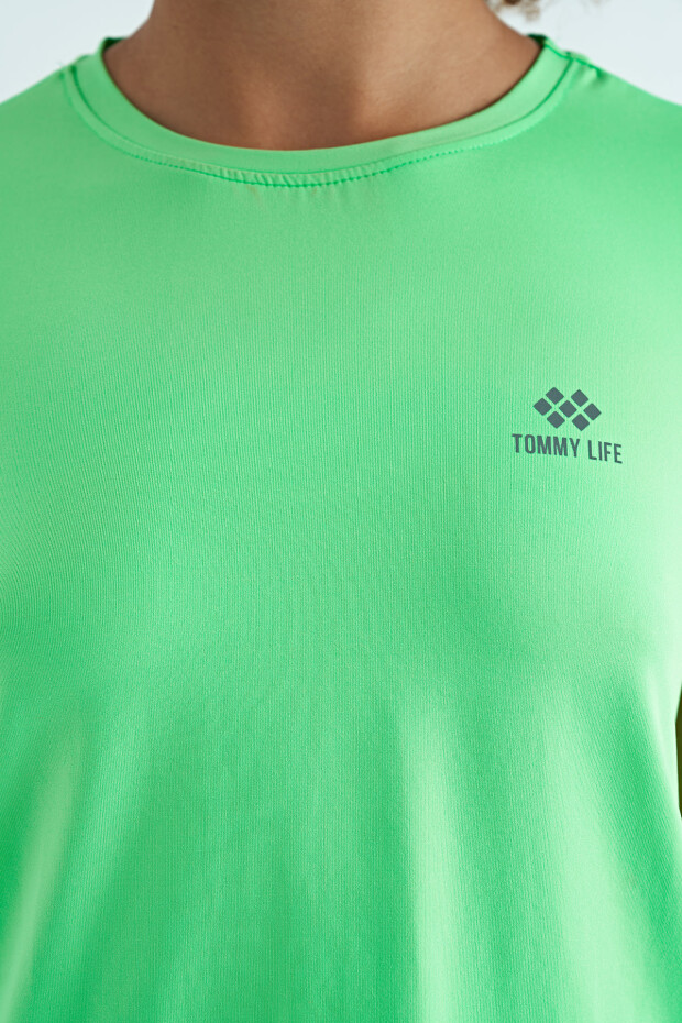 Neon Yeşil Sırt Yırtmaç Detaylı O Yaka Kısa Kollu Standart Kalıp Kadın T-Shirt - 97267 - 8