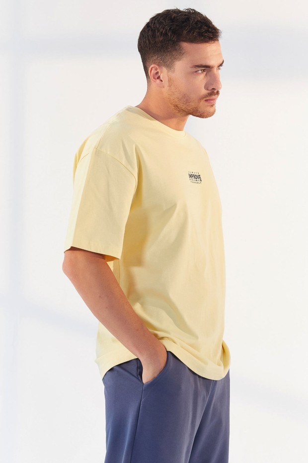 Tommy Life Sarı Küçük Yazı Baskılı O Yaka Erkek Oversize T-Shirt - 87985. 3