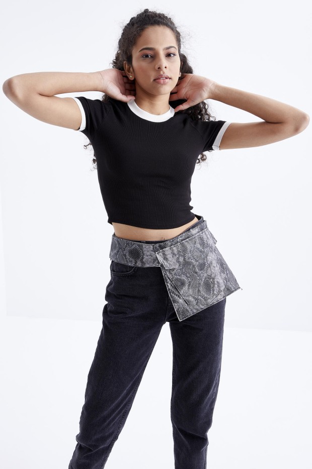 Tommy Life Siyah Basic Kol Detaylı O Yaka Kadın Crop Top T-Shirt - 97200. 8 Tommy Life Siyah Basic Kol Detaylı O Yaka Kadın Crop Top T-Shirt - 97200. 8