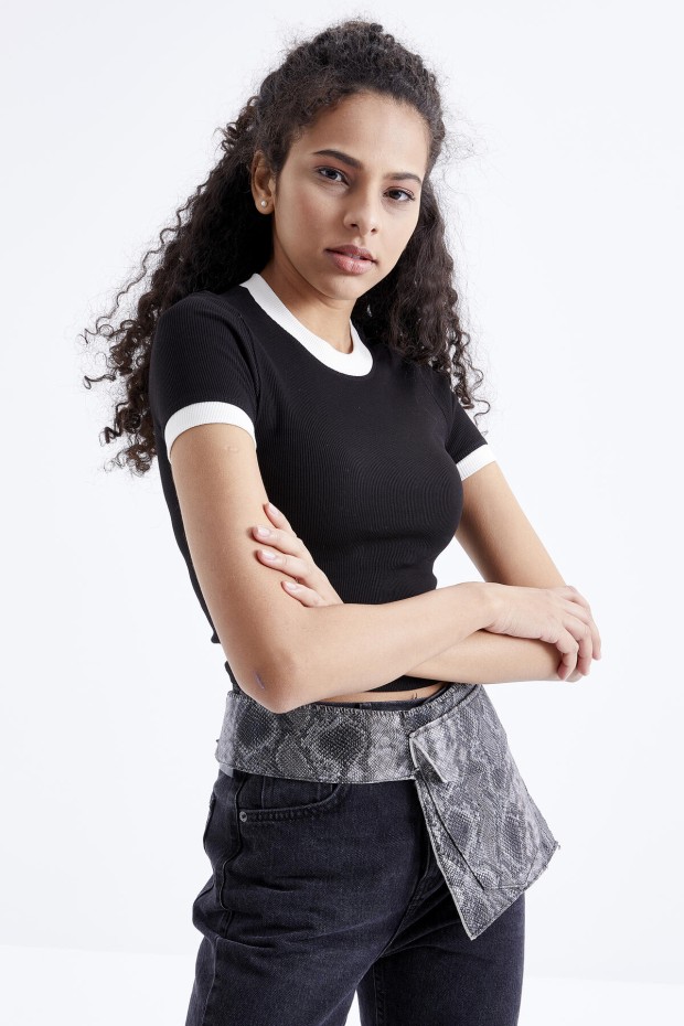 Tommy Life Siyah Basic Kol Detaylı O Yaka Kadın Crop Top T-Shirt - 97200. 7 Tommy Life Siyah Basic Kol Detaylı O Yaka Kadın Crop Top T-Shirt - 97200. 7