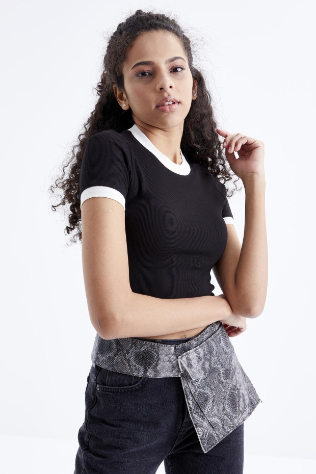 Tommy Life Siyah Basic Kol Detaylı O Yaka Kadın Crop Top T-Shirt - 97200. 6 Tommy Life Siyah Basic Kol Detaylı O Yaka Kadın Crop Top T-Shirt - 97200. 6