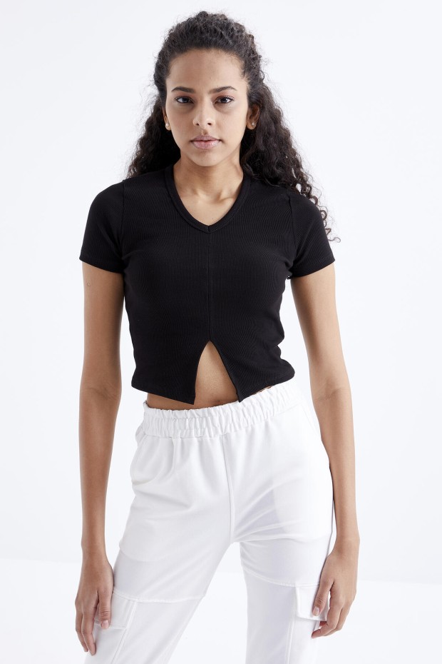 Tommy Life Siyah Basic Önü Yırtmaçlı V Yaka Kadın Crop Top T-Shirt - 97206. 3