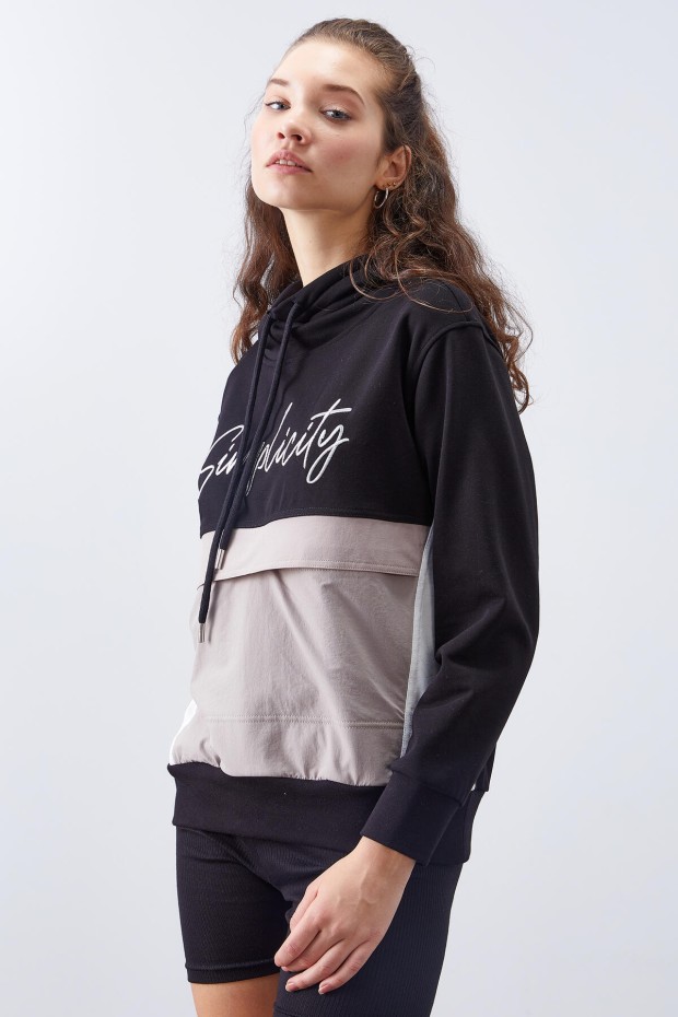 Tommy Life Siyah Bağcıklı Yaka Üç Renk Yazı Nakışlı Kadın Oversize Sweatshirt - 97189. 6 Tommy Life Siyah Bağcıklı Yaka Üç Renk Yazı Nakışlı Kadın Oversize Sweatshirt - 97189. 6