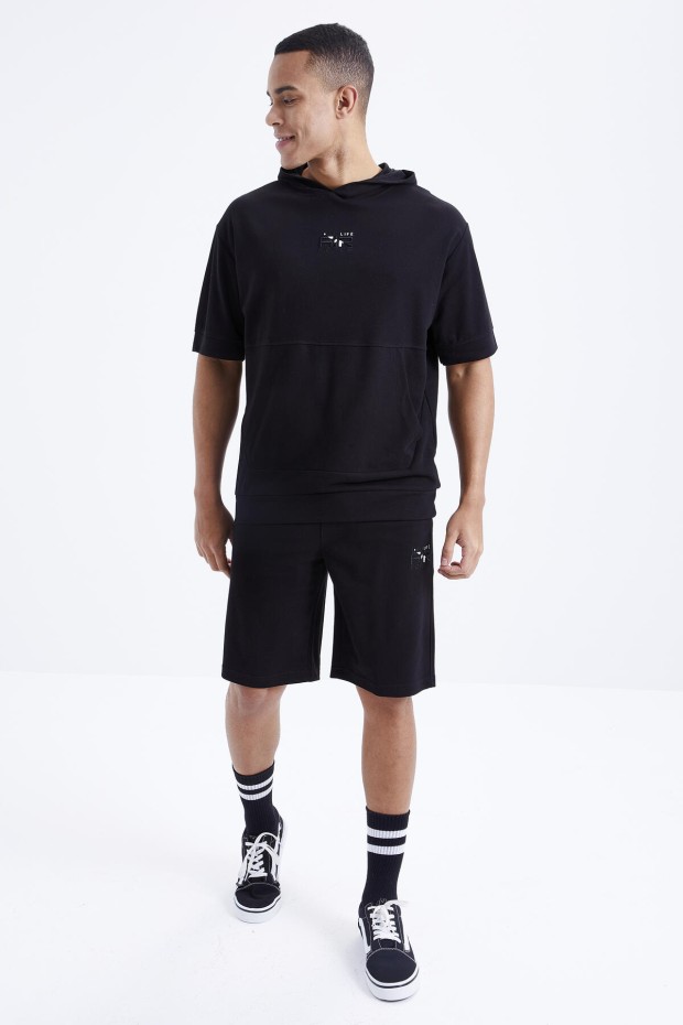 Tommy Life Siyah Nakışlı Kapüşonlu Kanguru Cep Oversize Erkek Şort Takım - 85166. 6 Tommy Life Siyah Nakışlı Kapüşonlu Kanguru Cep Oversize Erkek Şort Takım - 85166. 6
