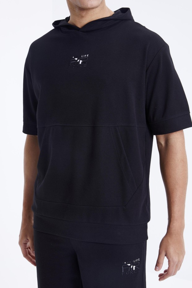 Tommy Life Siyah Nakışlı Kapüşonlu Kanguru Cep Oversize Erkek Şort Takım - 85166. 8 Tommy Life Siyah Nakışlı Kapüşonlu Kanguru Cep Oversize Erkek Şort Takım - 85166. 8