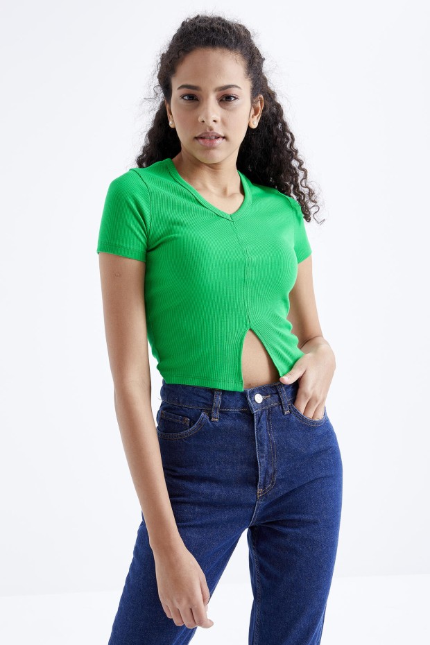 Tommy Life Yeşil Basic Önü Yırtmaçlı V Yaka Kadın Crop Top T-Shirt - 97206. 3