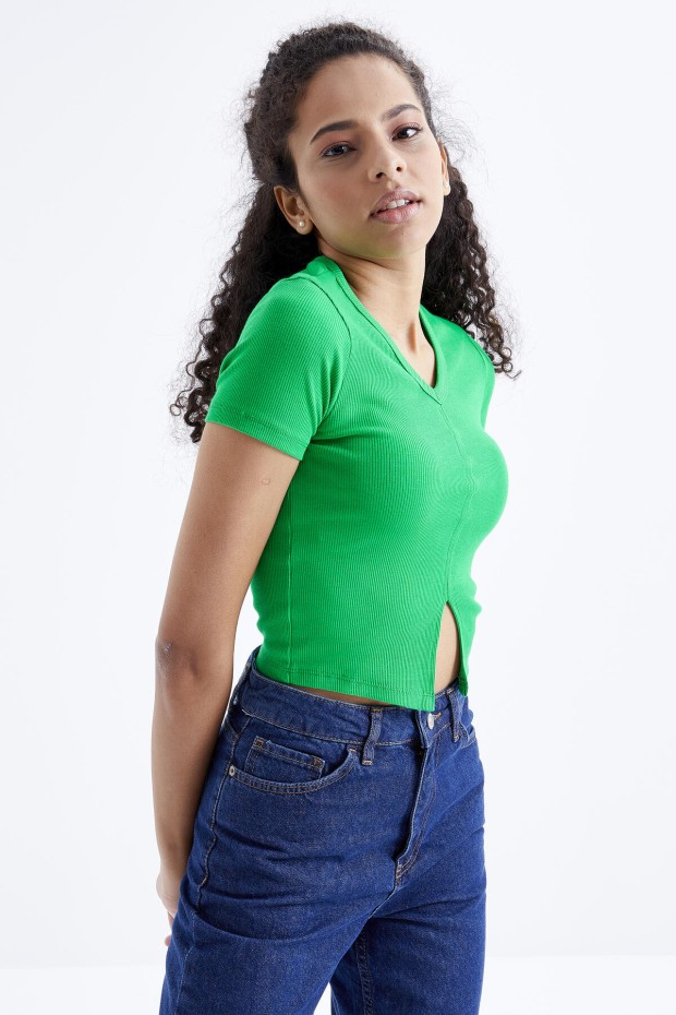 Tommy Life Yeşil Basic Önü Yırtmaçlı V Yaka Kadın Crop Top T-Shirt - 97206. 6