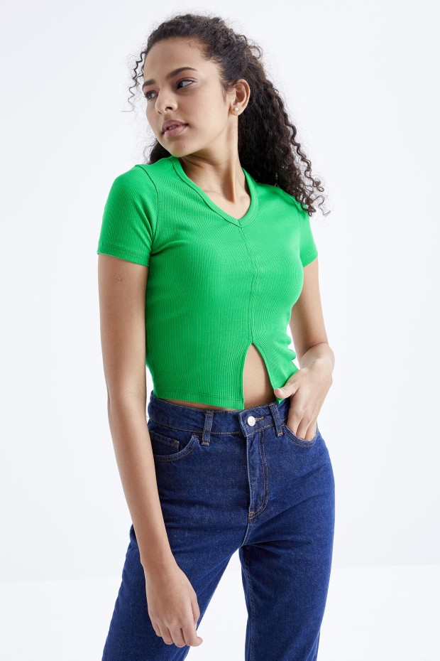 Tommy Life Yeşil Basic Önü Yırtmaçlı V Yaka Kadın Crop Top T-Shirt - 97206. 4